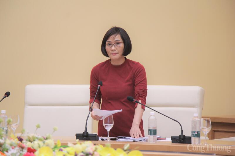 Đại diện tổ soạn thảo trình bày báo cáo tiếp thu thẩm định của Bộ Tư pháp về Nghị định mới thay thế Nghị định 134.