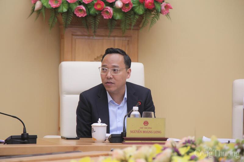 Thứ trưởng Nguyễn Hoàng Long chủ trì cuộc họp.
