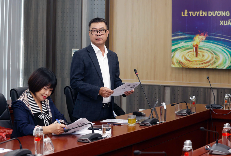 Ông Nguyễn Văn Bá - Tổng Biên tập VietNamNet thông tin về Lễ Tuyên dương năm 2025. Ảnh: Ban Tổ chức