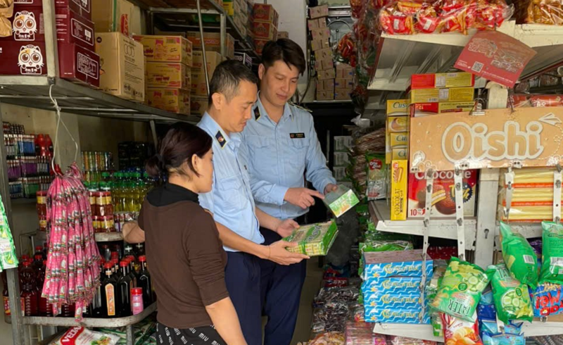 Lực lượng Quản lý thị trường Sơn La kiểm tra hàng hóa khu vực vùng sâu, vùng xa tại xã Tà Xùa, tỉnh Sơn La. Ảnh: Hằng Nga