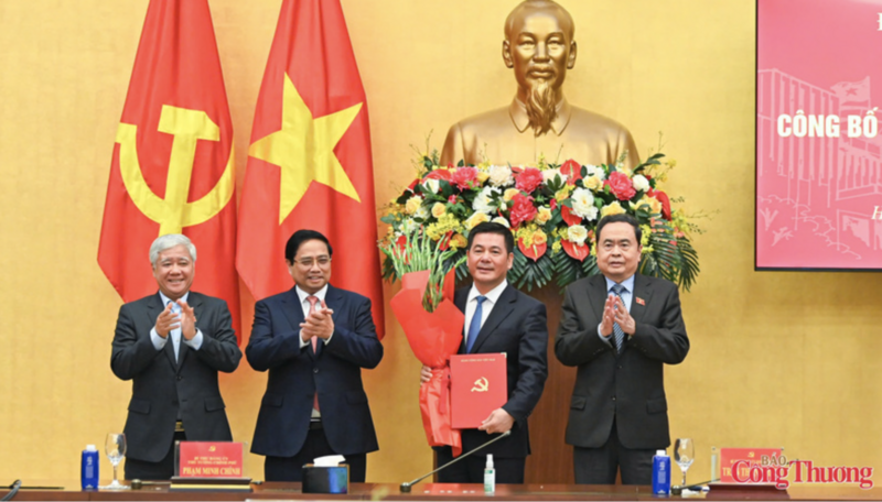 Thủ tướng Chính phủ, Chủ tịch Quốc hội và Phó Chủ tịch Thường trực Quốc hội Đỗ Văn Chiến tặng hoa chúc mừng đồng chí Nguyễn Hồng Diên.