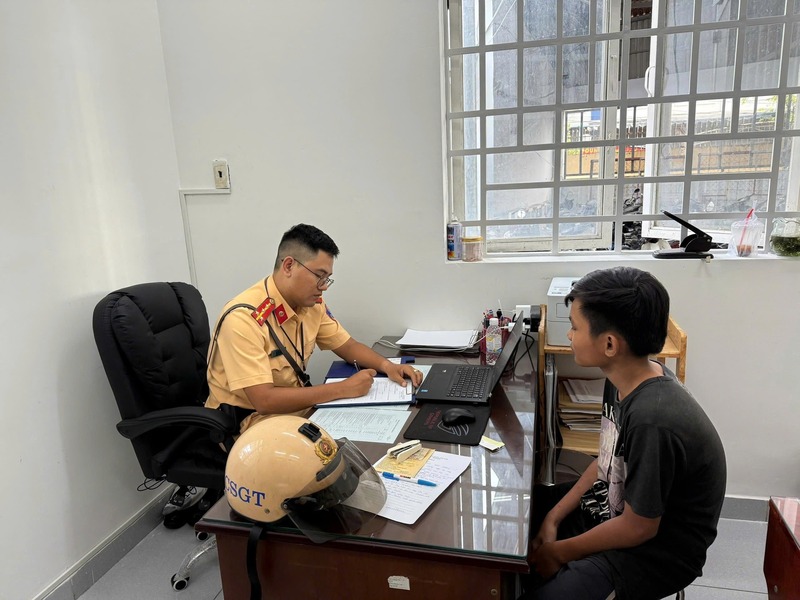 Lực lượng Cảnh sát giao thông lập biên bản đối với lái xe máy vi phạm giao thông sau khi tiếp nhận phản ánh qua ứng dụng VneTraffic và mạng xã hội. Ảnh: Cục Cảnh sát giao thông