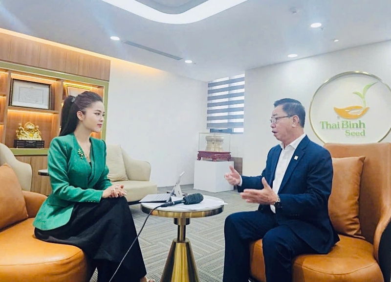 Doanh nhân - AHLĐ Trần Mạnh Báo chia sẻ cùng phóng viên Báo Công Thương. Ảnh: NVCC.