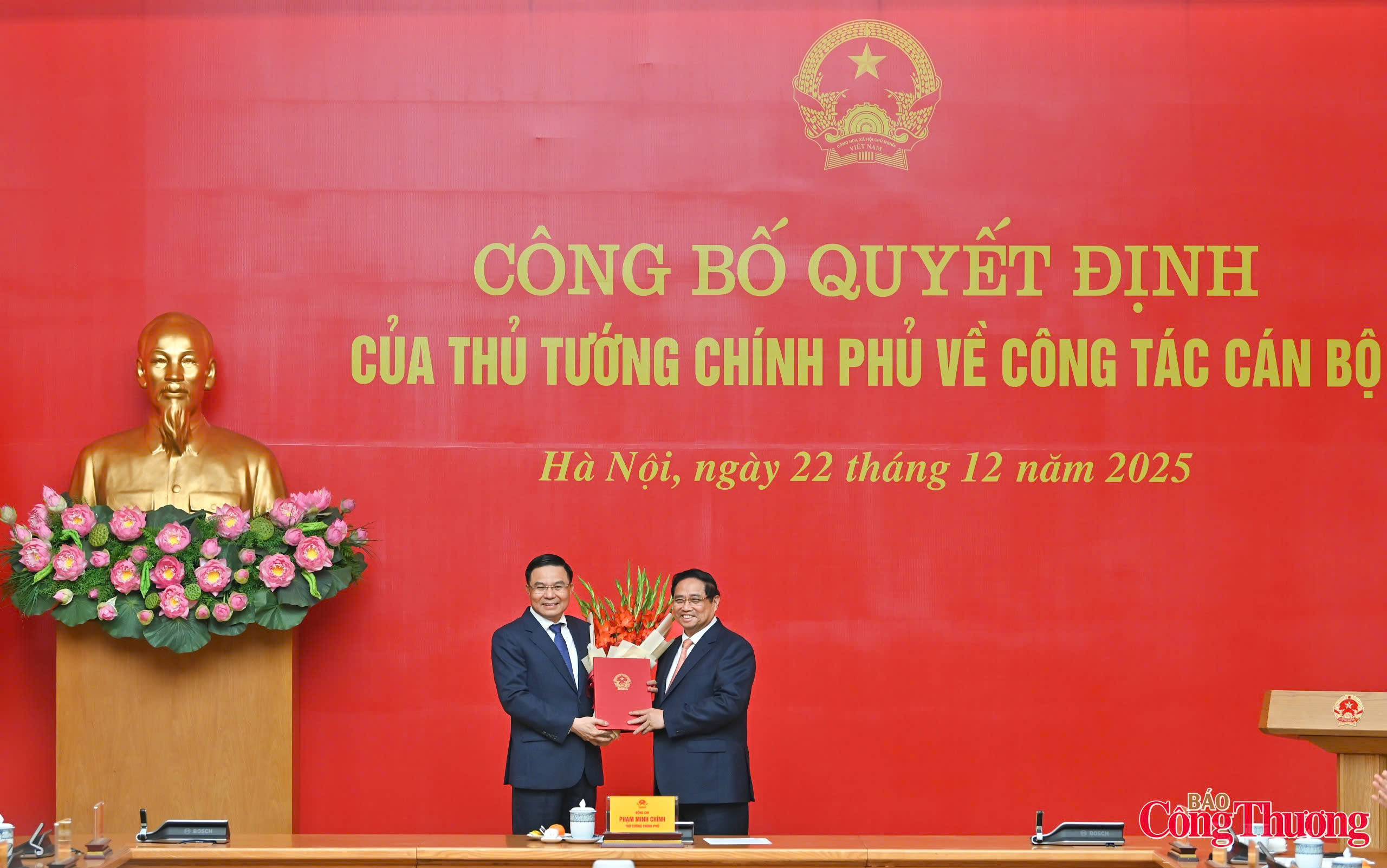 Thủ tướng Chính phủ Phạm Minh Chính trao Quyết định giao Quyền Bộ trưởng Bộ Công Thương cho đồng chí Lê Mạnh Hùng.