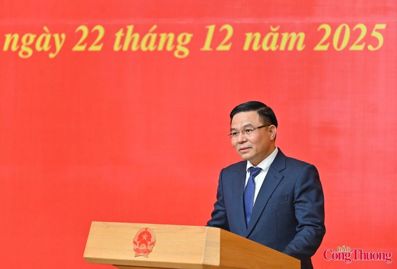 Quyền Bộ trưởng Bộ Công Thương Lê Mạnh Hùng phát biểu nhận nhiệm vụ mới, hứa sẽ cùng tập thể Bộ Công Thương xây dựng ngành Công Thương vững mạnh.