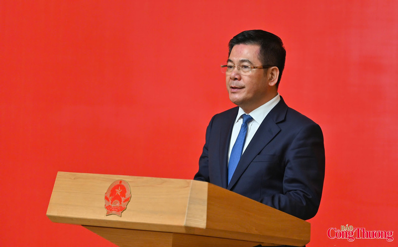 Phó Bí thư Đảng ủy Quốc hội Nguyễn Hồng Diên phát biểu, gửi lời chúc mừng đến Quyền Bộ trưởng Bộ Công Thương Lê Mạnh Hùng.