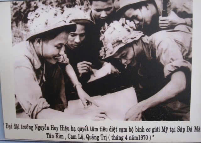 Đại đội trưởng Nguyễn Huy Hiệu (người đầu tiên bên trái ảnh) cùng đồng đội hạ quyết tâm tiêu diệt cụm bộ binh cơ giới Mỹ tại Sáp Đá Mà Tân Kim, Cam Lộ, Quảng Trị (Tháng 4 năm 1970). Ảnh: NVCC.