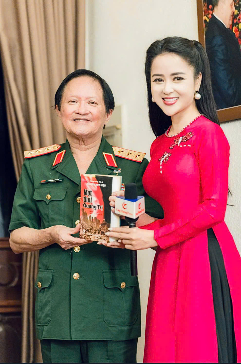 Thượng tướng Nguyễn Huy Hiệu chia sẻ những nội dung tâm huyết với phóng viên Báo Công Thương. Ảnh: Thanh Thảo.