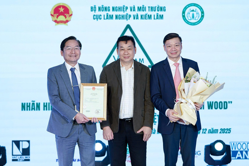 Đại diện Cục Sở hữu trí tuệ (Bộ Khoa học và Công nghệ) công bố Quyết định cấp và trao Giấy chứng nhận NHCN “GỖ VIỆTNAM”/“VIETNAM WOOD cho Cục Lâm nghiệp và Kiểm lâm. Ảnh: Bảo Thắng