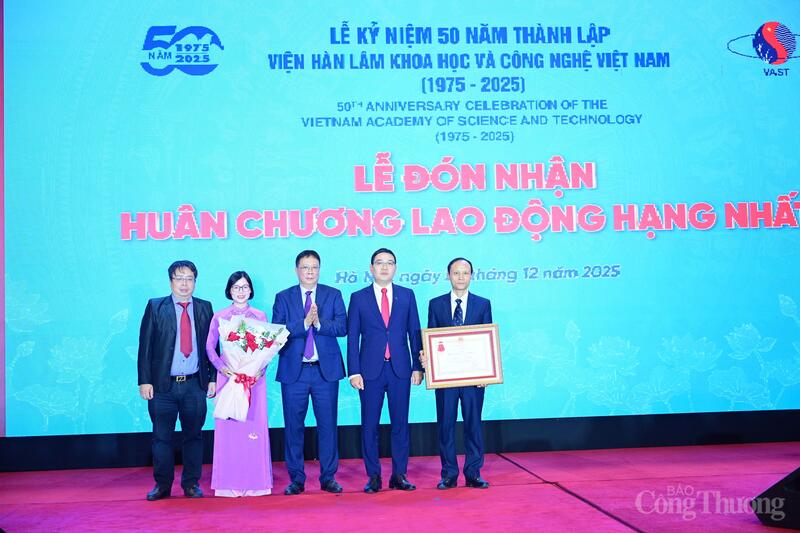 Chủ tịch Viện Hàn lâm Khoa học và Công nghệ Việt Nam thừa ủy quyền của Chủ tịch nước trao tặng Huân chương Lao động hạng Nhất cho Ban Tổ chức - Cán bộ và Kiểm tra thuộc Viện Hàn lâm