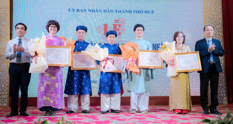 Trao chứng nhận Nghệ nhân Huế cho các cá nhân. Ảnh: Nguyễn Tuấn