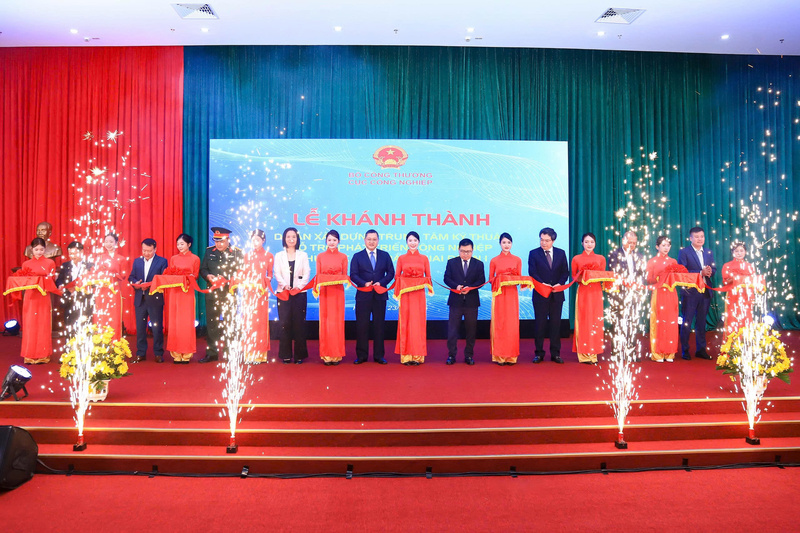Nghi thức cắt băng khánh thành Dự án Xây dựng Trung tâm kỹ thuật hỗ trợ phát triển công nghiệp phía Bắc