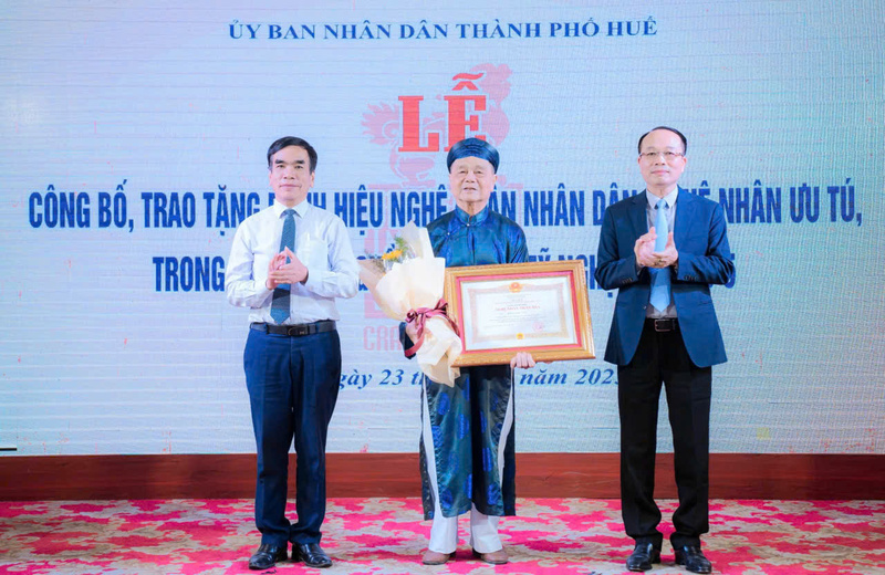 Lãnh đạo thành phố Huế trao tặng danh hiệu Nghệ nhân Nhân dân. Ảnh: Nguyễn Tuấn
