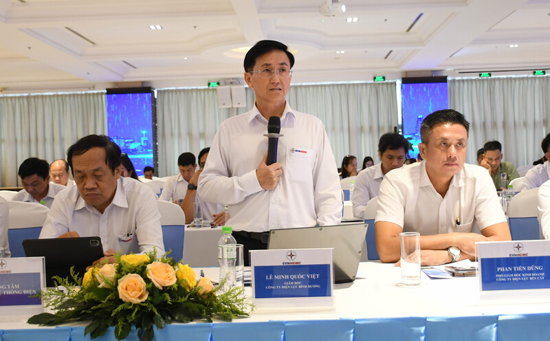 Ông Lê Minh Quốc Việt - Giám đốc Công ty Điện lực Bình Dương trực thuộc EVNHCMC, giải đáp câu hỏi của doanh nghiệp tại hội nghị. Ảnh: Minh Khuê
