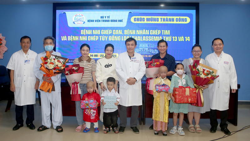 Lãnh đạo Bệnh viện Trung ương Huế chúc mừng các gia đình và làm lễ ra viện cho các bệnh nhân nhi ghép gan, ghép tim, ghép tuỷ thành công. Ảnh: Nguyễn Tuấn