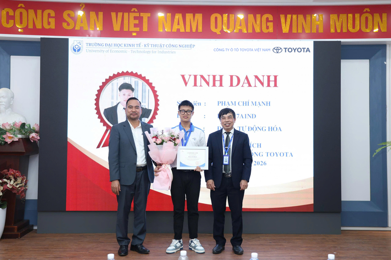 Toyota trao học bổng cho sinh viên tiêu biểu trường Đại học Kinh tế - Kỹ thuật Công nghiệp. Ảnh: T.L