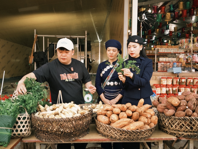 Lần đầu tiên tại Bản Làng Thái Hải tổ chức phiên livestream quảng bá mô hình du lịch cộng đồng và các sản phẩm OCOP địa phương. Ảnh: Anh Thơ