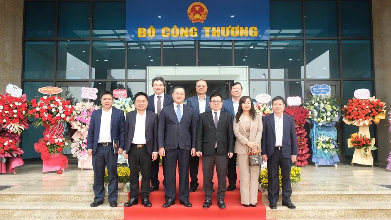 Thứ trưởng Trương Thanh Hoài cùng đại biểu chụp ảnh chung sau lễ khánh thành