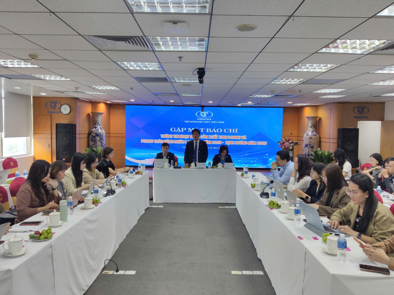 Lãnh đạo Tập đoàn Dệt may Việt Nam chia sẻ về tình hình sản xuất kinh doanh năm 2025, định hướng năm 2026. Ảnh: Hải Linh