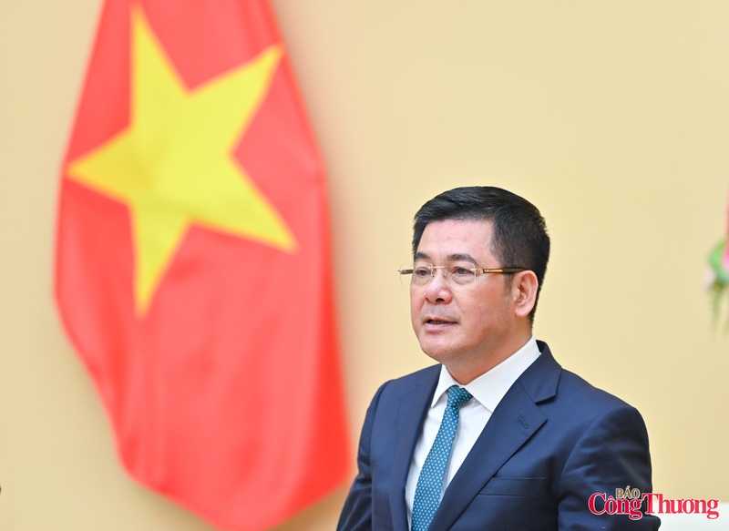 Phó Bí thư Đảng ủy Quốc hội Nguyễn Hồng Diên tin tưởng và kỳ vọng, Quyền Bộ trưởng Bộ Công Thương Lê Mạnh Hùng sẽ tiếp tục phát huy những thành quả đạt được, dẫn dắt ngành Công Thương phát triển vững mạnh hơn nữa.