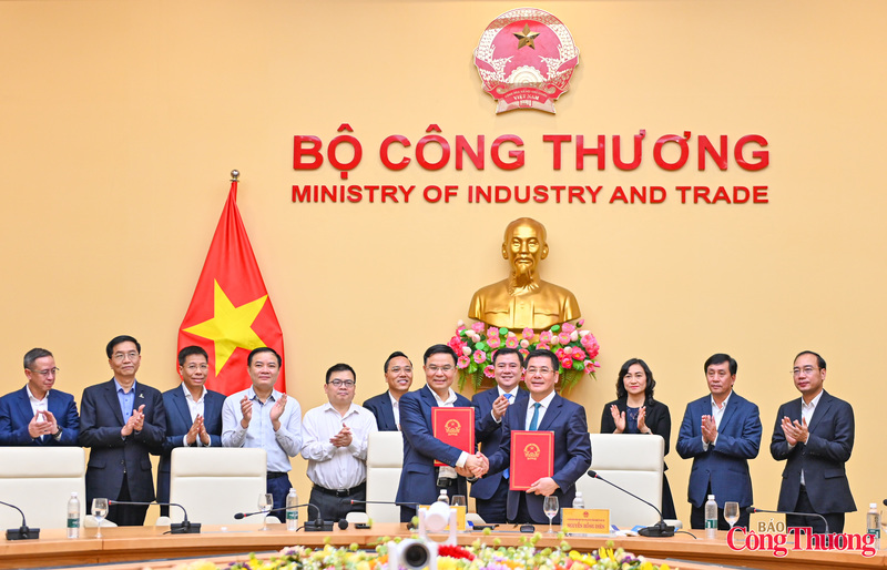 Phó Bí thư Đảng uỷ Quốc hội Nguyễn Hồng Diên bàn giao công tác của Bí thư Đảng ủy, Bộ trưởng Bộ Công Thương cho đồng chí Lê Mạnh Hùng.