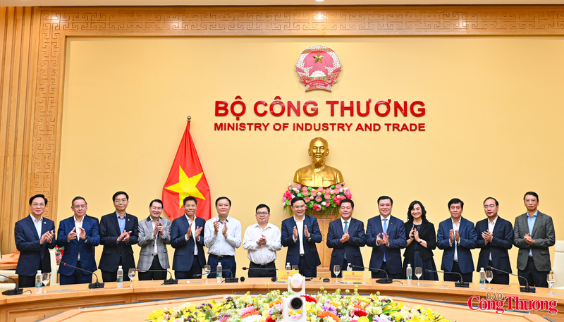 Phó Bí thư Đảng ủy Quốc hội Nguyễn Hồng Diên, Quyền Bộ trưởng Bộ Công Thương Lê Mạnh Hùng cùng các Thứ trưởng Bộ Công Thương, lãnh đạo các đơn vị thuộc Bộ.