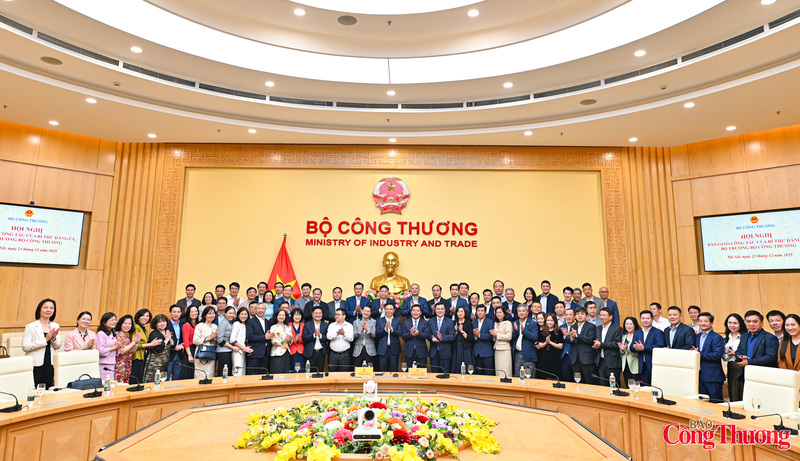 Phó Bí thư Đảng ủy Quốc hội Nguyễn Hồng Diên, Quyền Bộ trưởng Bộ Công Thương Lê Mạnh Hùng và các đại biểu tham dự hội nghị.