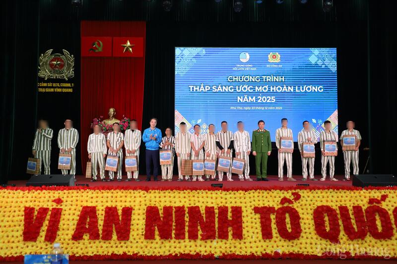 Ban Tổ chức trao 30 suất quà cho phạm nhân cải tạo tiến bộ. Ảnh: Đăng Hải