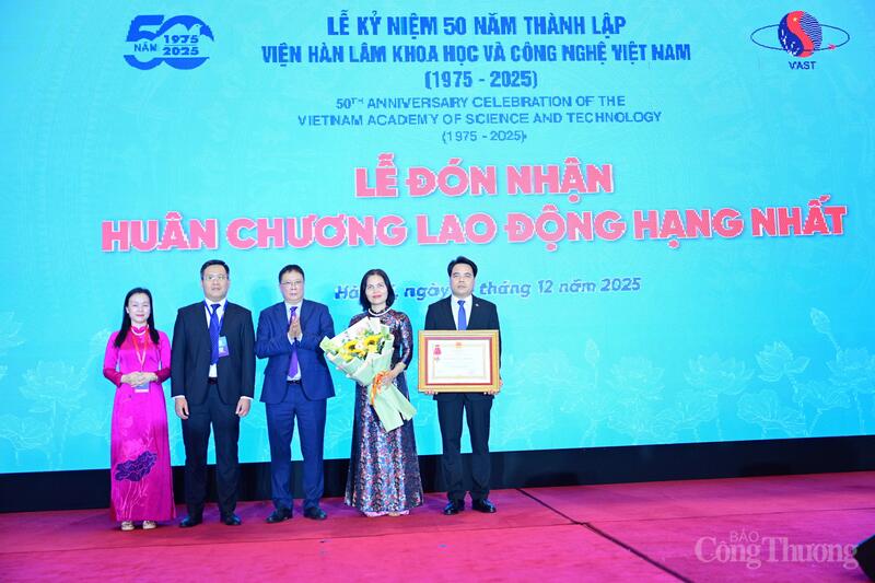 Chủ tịch Viện Hàn lâm Khoa học và Công nghệ Việt Nam thừa ủy quyền của Chủ tịch Nước trao tặng Huân chương Lao động hạng Nhất cho Văn phòng Viện Hàn lâm
