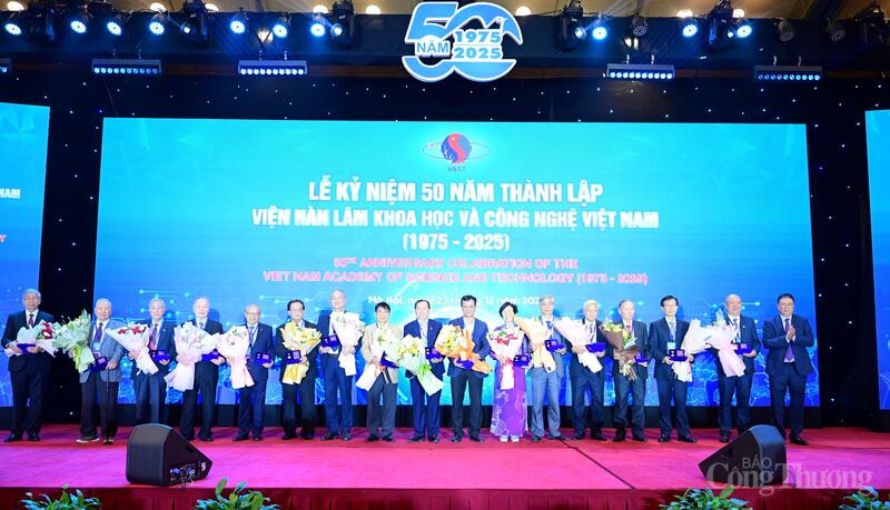 Trao kỷ niệm chương tặng nguyên lãnh đạo Viện Hàn lâm