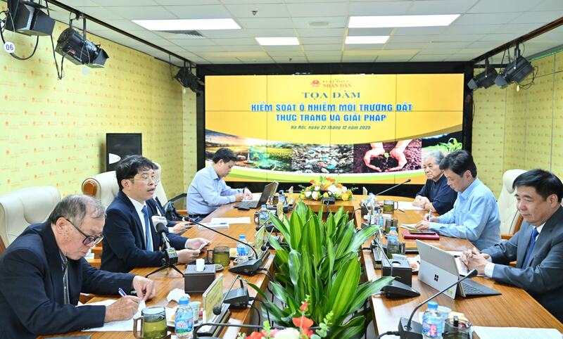 Quang cảnh Tọa đàm “Kiểm soát ô nhiễm môi trường đất Thực trạng và giải pháp”. Ảnh: Quang Khánh