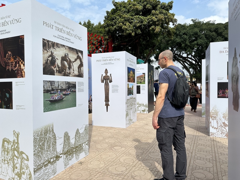 Trưng bày “Di sản văn hóa Việt Nam - Sức sống từ truyền thống đến hiện đại” thu hút sự quan tâm của du khách. Ảnh: Hương Sen