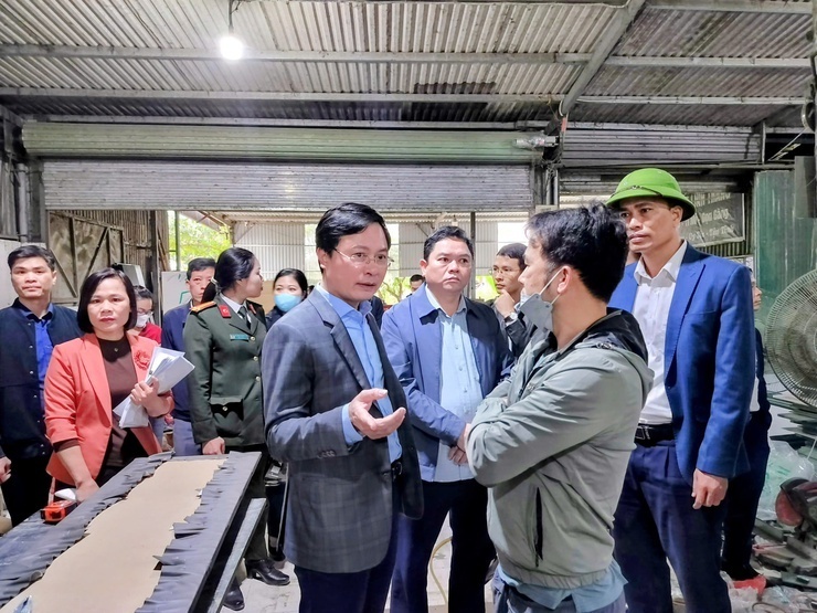 Đoàn công tác của Đảng ủy xã Tây Phương tiếp tục tuyên truyền, vận động các hộ dân trước thời điểm cưỡng chế thu hồi đất tại Dự án Cụm công nghiệp làng nghề Hữu Bằng - Ảnh: Đảng ủy xã Tây Phương