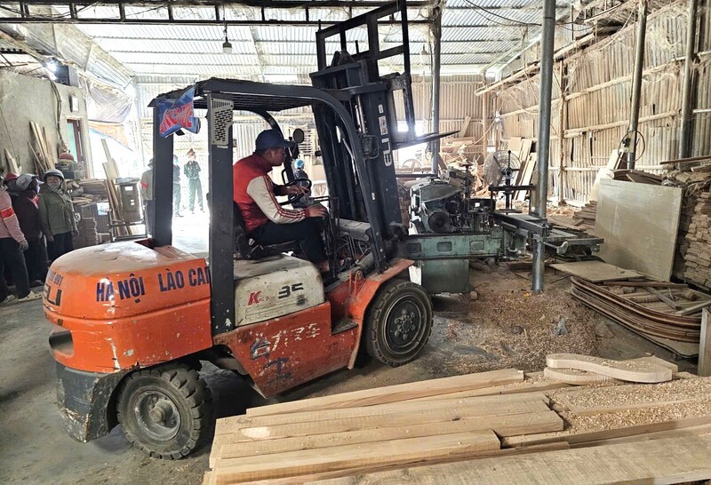 Các đơn vị tiến hành di dời tài sản của người dân ra khỏi khu vực cưỡng chế