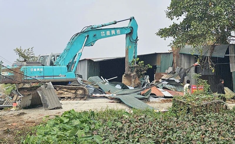 Lực lượng chức năng thực hiện tháo dỡ các công trình trên phạm vi đất bị thu hồi