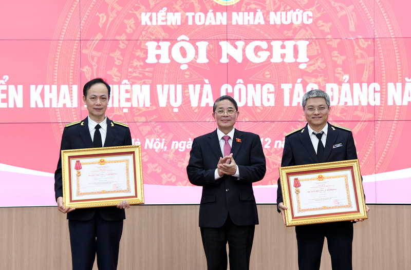 Đồng chí Nguyễn Đức Hải, Ủy viên Ban Chấp hành Trung ương Đảng, Phó Chủ tịch Quốc hội trao tặng Huân chương lao động hạng Nhì cho Vụ Tổng hợp (bên phải) và Huân chương lao động hạng Ba cho Kiểm toán nhà nước khu vực XII