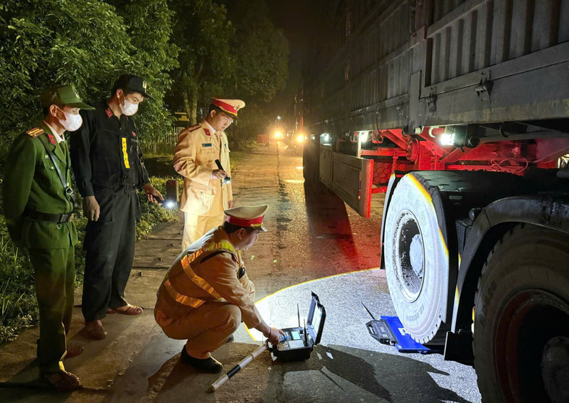 Tăng cường công tác kiểm soát tải trọng đối với các xe chở vật liệu xây dựng, đất. Ảnh: P. Bé