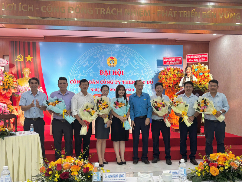 Ban Chấp hành Công đoàn nhiệm kỳ mới chào mừng thành công Đại hội. Ảnh: T.Đ