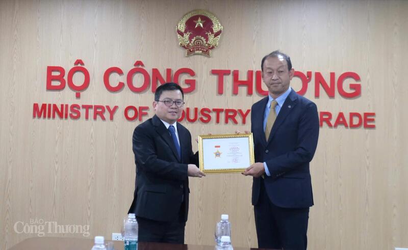 Thứ trưởng Trương Thanh Hoài trao Kỷ niệm chương “Vì sự nghiệp phát triển ngành Công Thương Việt Nam” đối với ông Nakano Keita