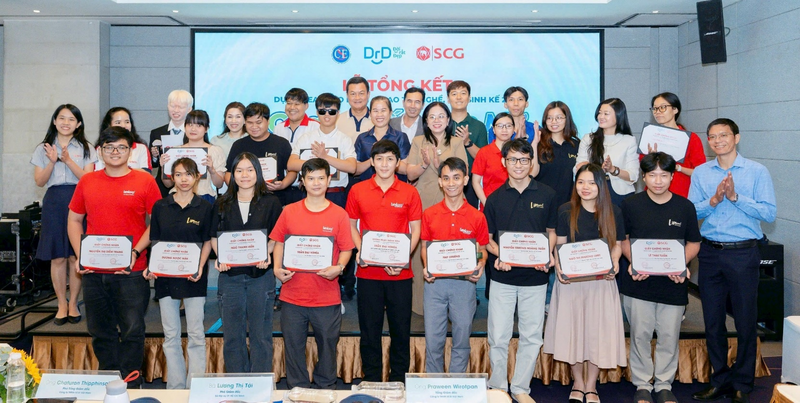 Các học viên tiêu biểu của dự án, đại diện SCG, DrD, HaliCare, đại diện Bộ Nội vụ, và các cơ quan ban ngành cùng nhau ghi lại những khoảnh khắc ý nghĩa, dấu ấn cho sự đồng hành, kết nối cũng như cam kết chung trong hành trình trao tay nghề, tạo sinh kế bền vững.