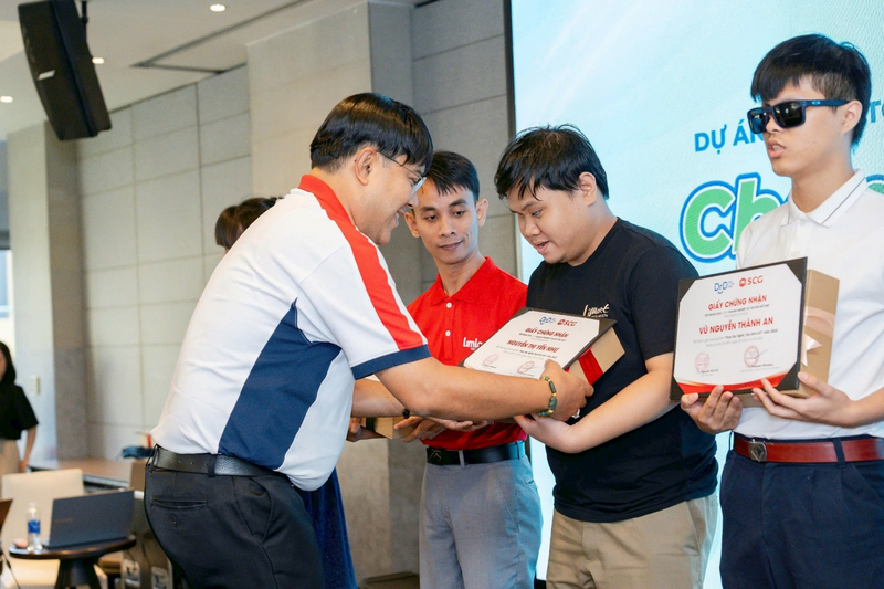 Đại diện SCG trao tặng Giấy chứng nhận và phần thưởng cho những học viên tiêu biểu của dự án SCG Learn to Earn.