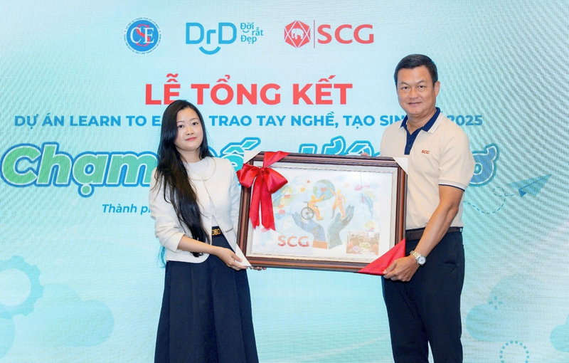 Bà Phạm Thị Kim Hằng, Giám đốc Công ty TNHH HaliCare, trao tặng món quà lưu niệm đặc biệt do chính các học viên dự án Learn to Earn thực hiện dành cho SCG - biểu trưng cho tay nghề, nỗ lực và giá trị bền vững.