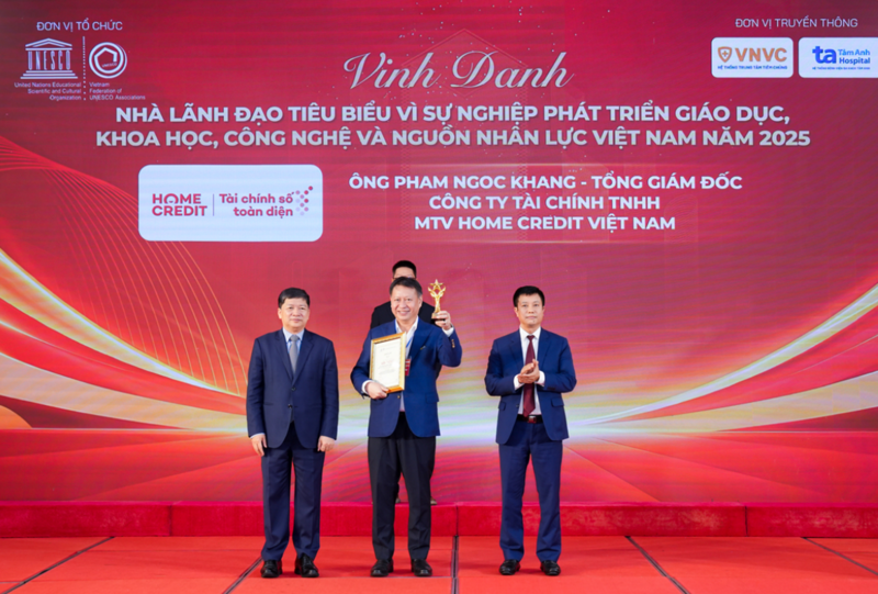 Ông Pham Ngoc Khang - Tổng Giám đốc Home Credit Việt Nam nhận giải thưởng trên sân khấu.