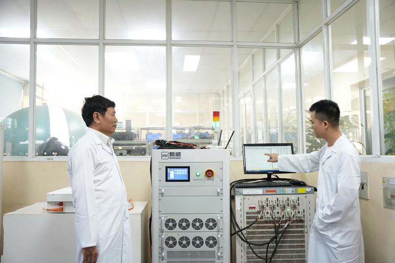 GS. TS Dương Ngọc Huyền – chuyên gia hàng đầu trong lĩnh vực vật liệu điện tử và năng lượng tái tạo tại Việt Nam làm việc tại Trung tâm Nghiên cứu Chiếu sáng Rạng Đông