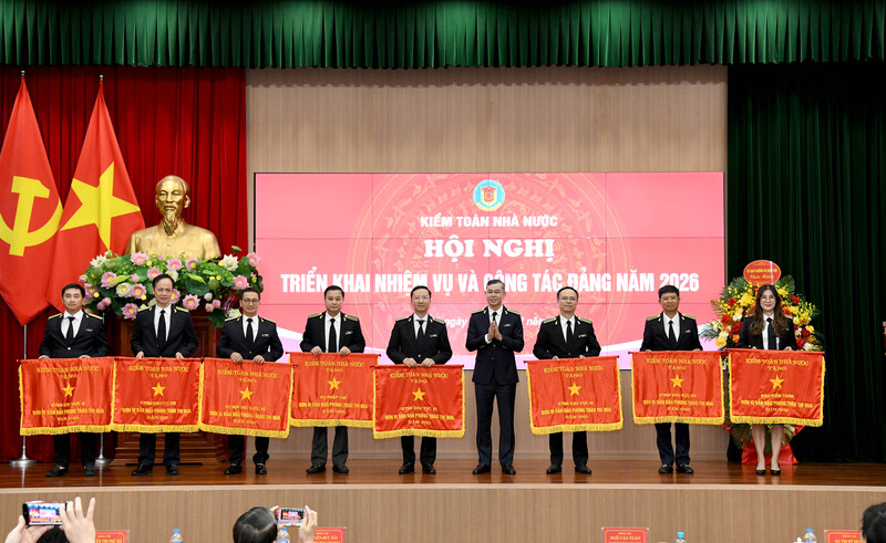 Tổng Kiểm toán nhà nước Ngô Văn Tuấn tặng Cờ thi đua của Kiểm toán nhà nước cho 08 tập thể cấp Vụ có thành tích xuất sắc trong phong trào thi đua năm 2025