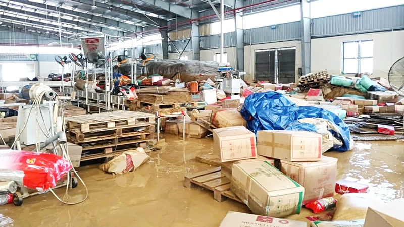 Bão lũ qua đi để lại thiệt hại nặng nề về tài sản cho các doanh nghiệp, hộ kinh doanh. Ảnh: Nguyễn Văn