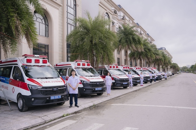 Vingroup bàn giao cho tỉnh Hà Tĩnh 15 xe cứu thương hiện đại cùng hệ thống thiết bị đạt chuẩn quốc tế. Ảnh: Tập đoàn Vingroup