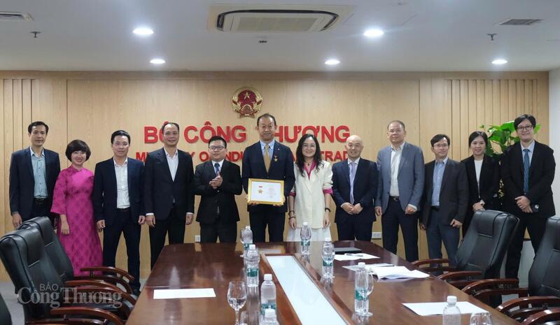 Các đại biểu của buổi lễ chụp ảnh chung