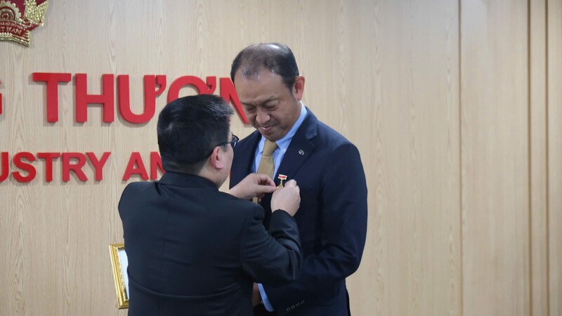 Bộ Công Thương tặng Kỷ niệm chương cho Tổng giám đốc Toyota Việt Nam  - 2