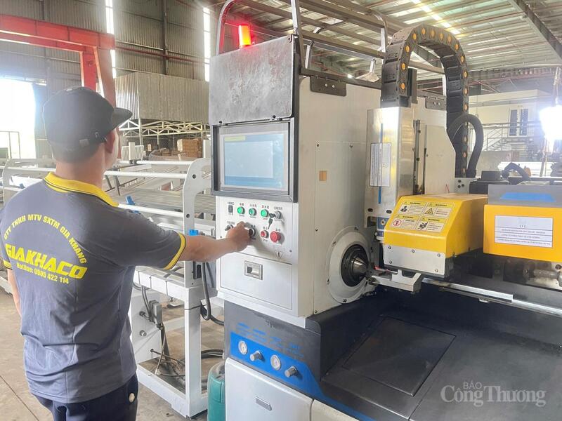 Máy móc hỗ trợ hiệu quả cho người lao động, giảm áp lực về nhân công, đồng thời nâng cao năng suất và chất lượng sản phẩm.